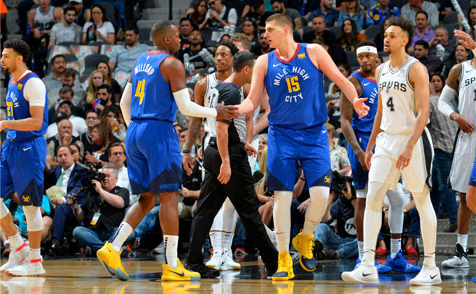 到场亮相 到场亮相